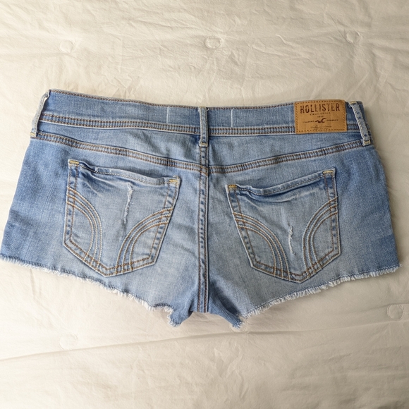 ☀️Hollister EUC Starburst distressed jean shorts 28W Junior 7 blue cutoffs - Picture 2 of 13